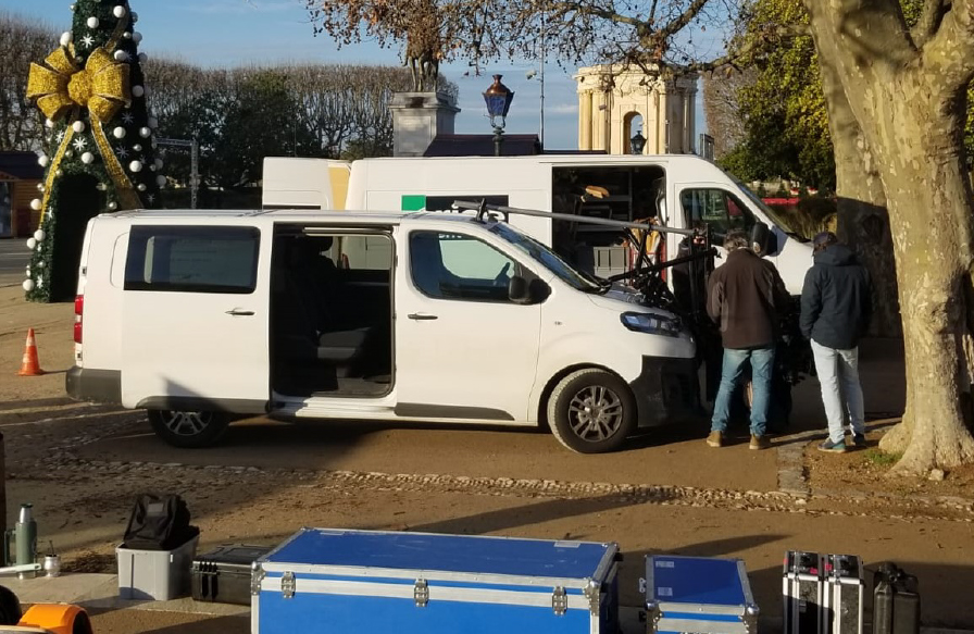 Véhicule régie équipé de retours vidéo radio