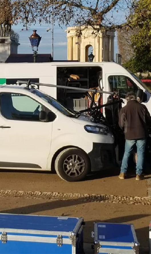 Véhicule régie équipé de retours vidéo radio