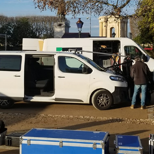 Véhicule régie équipé de retours vidéo radio